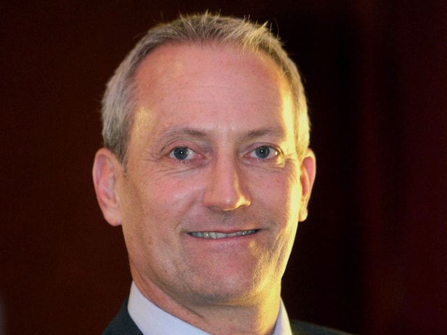 Porträt Martin Stalder, von rechts wird sein Gesicht von der Sonne beschienen. Porträt Martin Stalder, von rechts wird sein Gesicht von der Sonne beschienen.