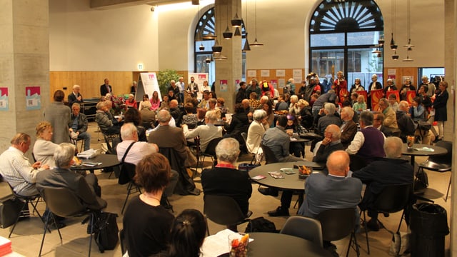 Ein Saal voller Menschen Ein Saal voller Menschen