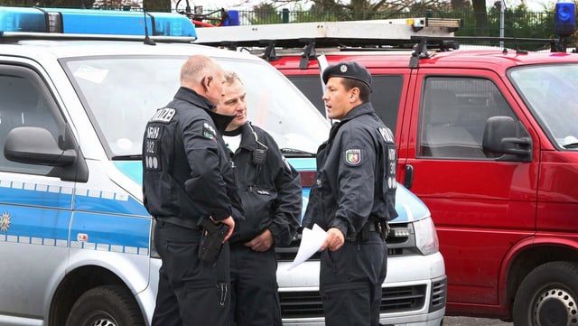 Policists stattan davant in bus da polizia. Policists stattan davant in bus da polizia.