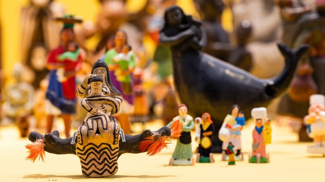 Tonfiguren in Grossfamilienformation. Tonfiguren in Grossfamilienformation.