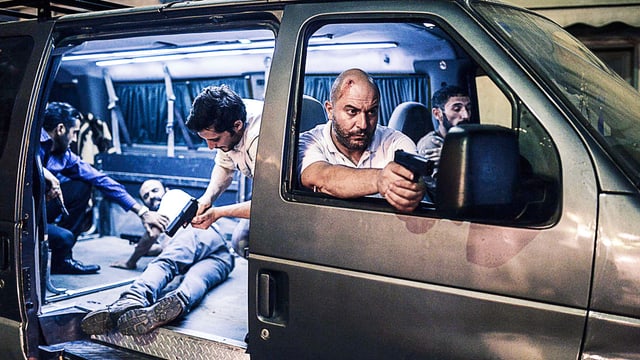 Bewaffnete Männer in Lieferwagen. Bewaffnete Männer in Lieferwagen.