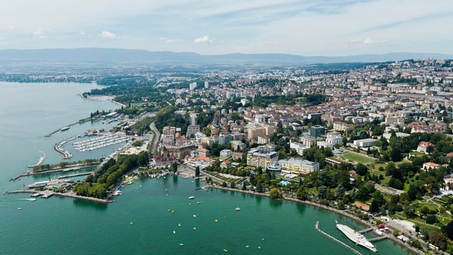 Luftansicht Lausanne mit See Luftansicht Lausanne mit See