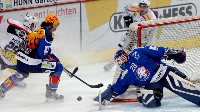 Heisse Szene vor dem Tor der ZSC Lions Heisse Szene vor dem Tor der ZSC Lions