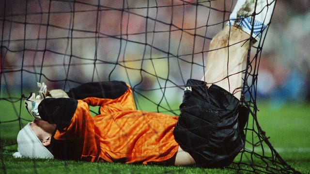 Goalie Jens Martin Knuden stets mit weisser Wollmütze. Goalie Jens Martin Knuden stets mit weisser Wollmütze.
