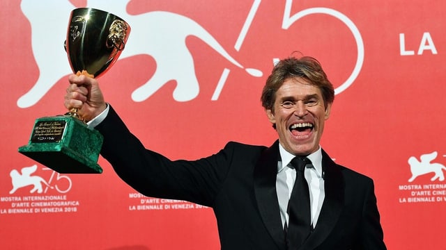 Mann mit Trophäe Mann mit Trophäe