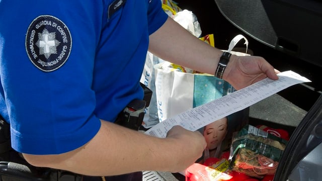 Grenzwache kontrolliert Kofferraumladung eines Autos Grenzwache kontrolliert Kofferraumladung eines Autos