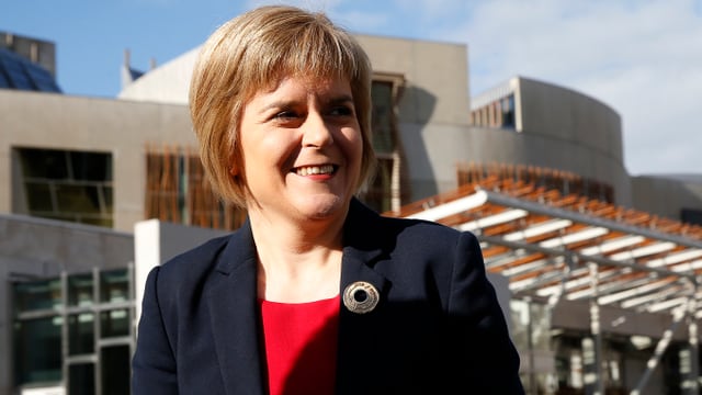 Porträt von Nicola Sturgeon vor einem modernen Gebäude. Porträt von Nicola Sturgeon vor einem modernen Gebäude.