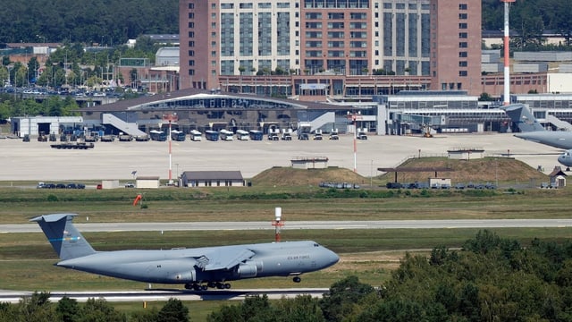 Ina plazza aviatica militara. Ina plazza aviatica militara.