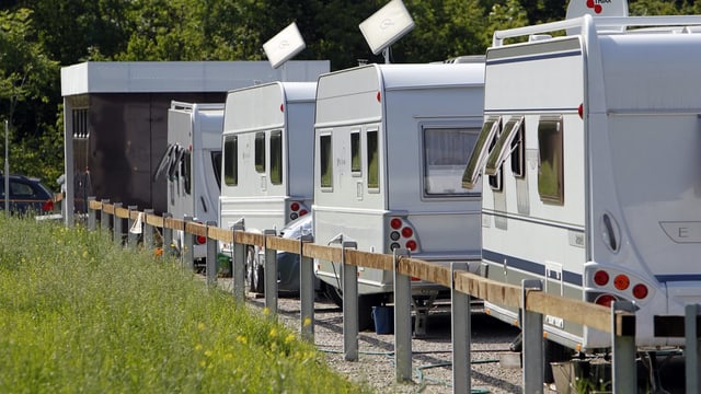 Wohnwagen von Fahrenden stehen hintereinander. Wohnwagen von Fahrenden stehen hintereinander.