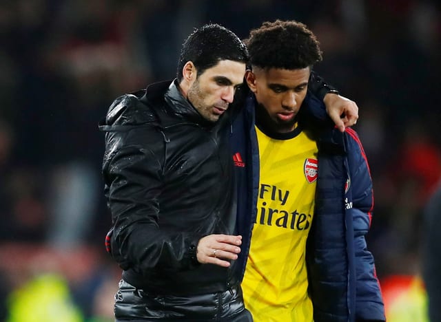 Mikel Arteta nimmt Reiss Nelson nach dem Spiel in die Arme. Mikel Arteta nimmt Reiss Nelson nach dem Spiel in die Arme.