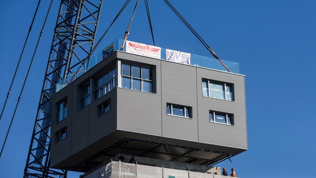 Das Haus wird auf dem Silo platziert. Das Haus wird auf dem Silo platziert.