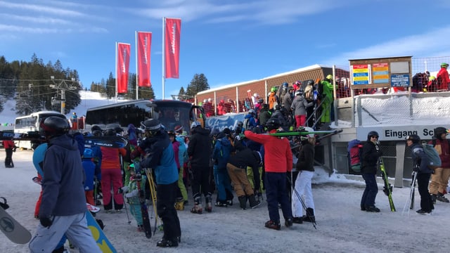 Der Stromausfall verursachte grosse Warteschlangen an den Ticketschaltern im Skigebiet. Der Stromausfall verursachte grosse Warteschlangen an den Ticketschaltern im Skigebiet.