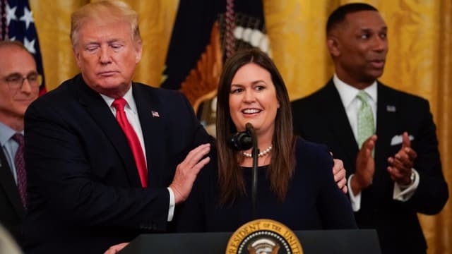 Sanders und Trump, er hat seine Arme auf ihre Schultern gelegt. Sanders und Trump, er hat seine Arme auf ihre Schultern gelegt.