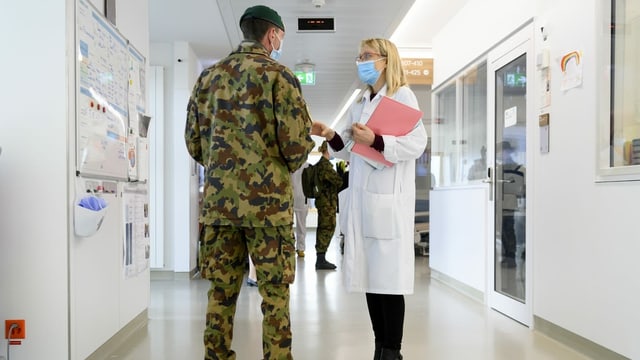 Ein Militär und eine Ärztin in einem Spital Ein Militär und eine Ärztin in einem Spital