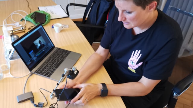 Angie Born mit der Spezialkamera, mit der sie den Benutzer eines Smartphones beobachten kann. Angie Born mit der Spezialkamera, mit der sie den Benutzer eines Smartphones beobachten kann.
