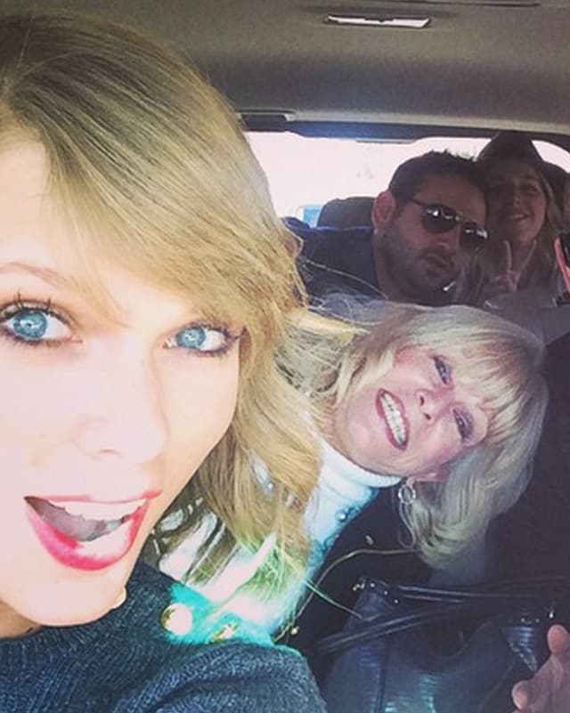 Taylor Swift guckt überrascht Taylor Swift guckt überrascht