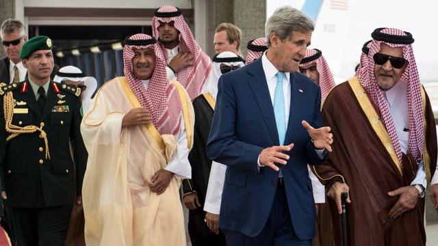 John Kerry zusammen mit Saud al-Faisal. John Kerry zusammen mit Saud al-Faisal.