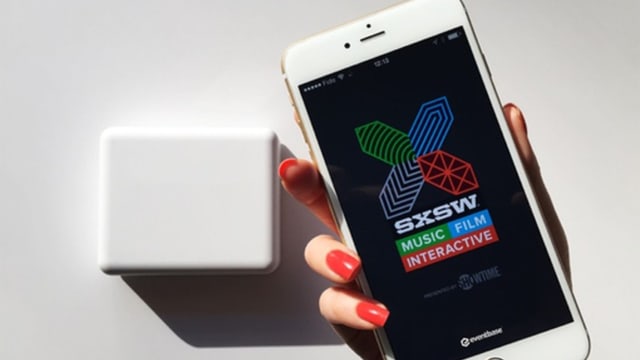 Smartphone mit der SXSW App, Text: "Music, Film, Interactive". Smartphone mit der SXSW App, Text: "Music, Film, Interactive".