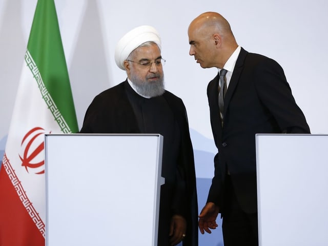 Irans Präsident Rohani spricht an der Medienkonferenz im Hotel Bellevue mit Alain Berset.