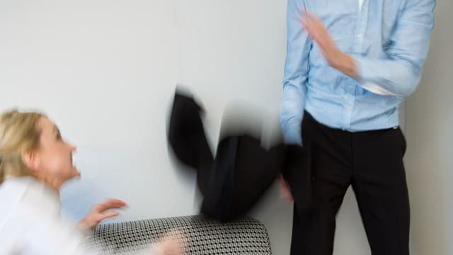 Ein Mann wehrt ein Angriff der Frau ab. Ein Mann wehrt ein Angriff der Frau ab.
