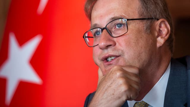 Mann vor türkischer Fahne. Mann vor türkischer Fahne.