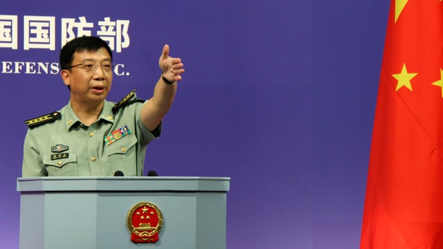 Geng Yansheng am Rednerpult mit ausgestrecktem Arm Geng Yansheng am Rednerpult mit ausgestrecktem Arm
