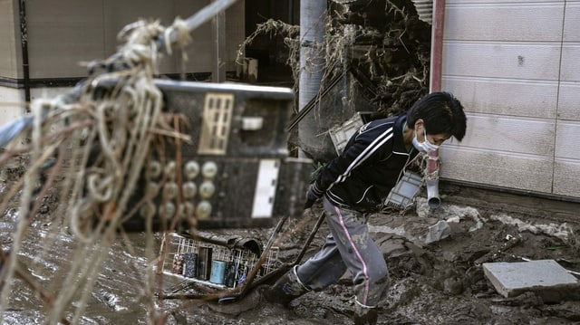 Der Taifun Hagibis richtete enorme Schäden in Japan an. Ein Junge rettet, was zu retten ist. Der Taifun Hagibis richtete enorme Schäden in Japan an. Ein Junge rettet, was zu retten ist.