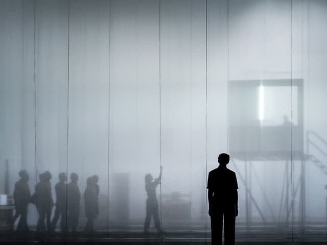 Theaterszene: Menschen auf einer Bühne im Nebel. Theaterszene: Menschen auf einer Bühne im Nebel.