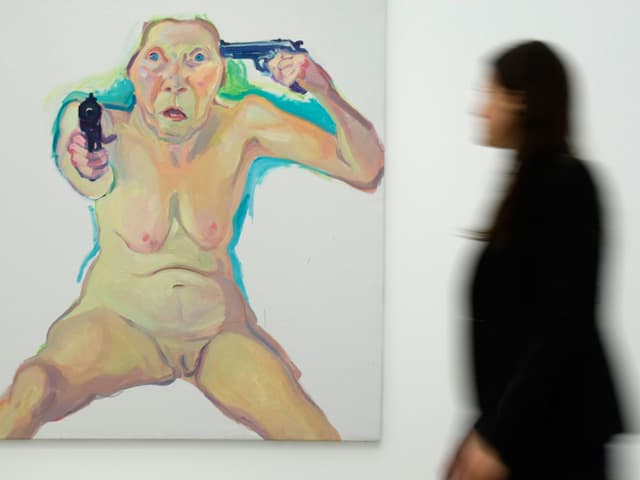 Das Gemälde «Du oder ich» von Maria Lassnig ist im Bild. Sie hält eine Pistole gegen sich und gegen das Gegenüber. Das Gemälde «Du oder ich» von Maria Lassnig ist im Bild. Sie hält eine Pistole gegen sich und gegen das Gegenüber.