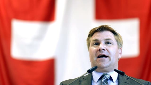 Toni Brunner vor eine Schweizer Fahne Toni Brunner vor eine Schweizer Fahne