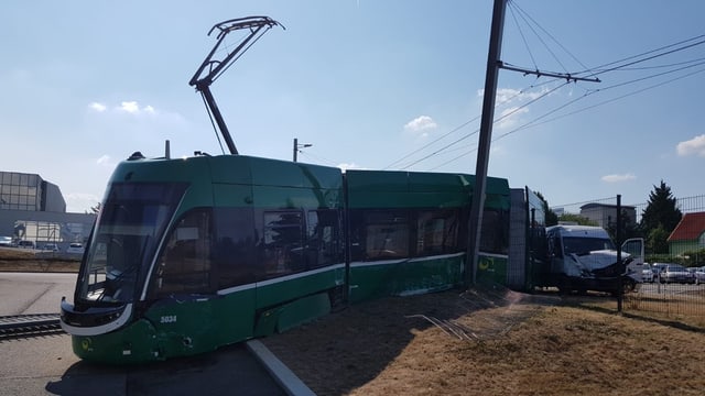 Tram neben den Schienen Tram neben den Schienen