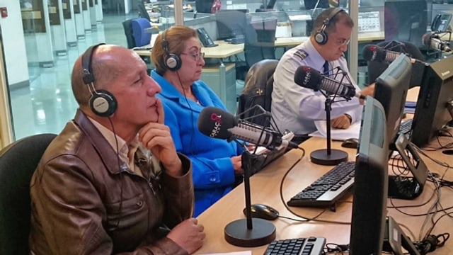 Luis Mendieta und Leonor Carreño am Sendetisch mit Mikrofonen. Luis Mendieta und Leonor Carreño am Sendetisch mit Mikrofonen.