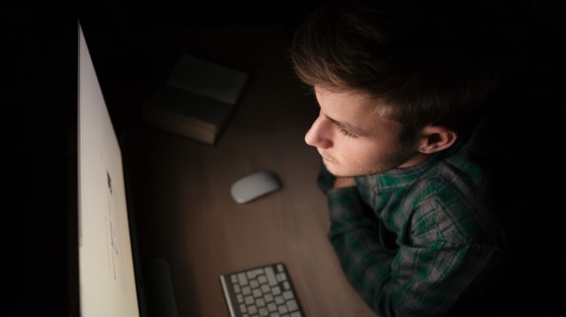 Man starrt in Computer. Man starrt in Computer.