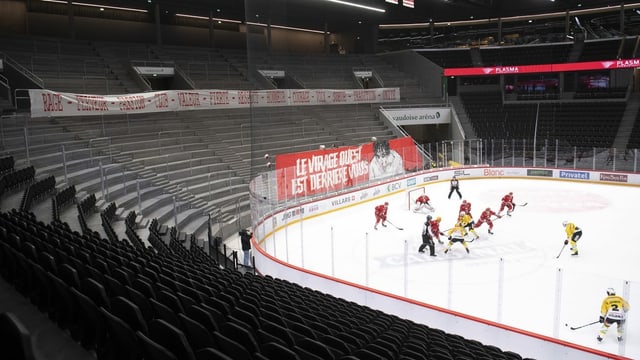 Eishockeyspieler spielen vor leeren Rängen Eishockeyspieler spielen vor leeren Rängen
