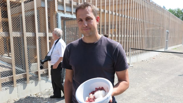 Ein Mann mit einer Schüssel Fleisch Ein Mann mit einer Schüssel Fleisch