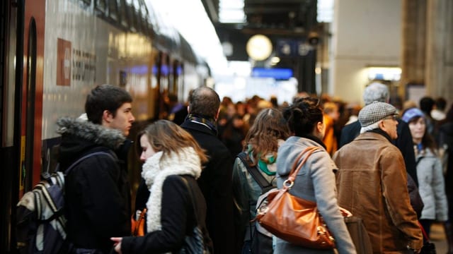 Pendler am Bahnhof Pendler am Bahnhof