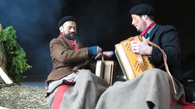Zwei Musikanten sitzen auf dem Bloch Zwei Musikanten sitzen auf dem Bloch