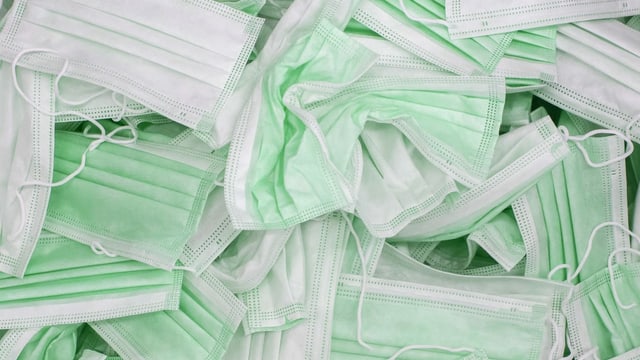 Viele Masken liegen auf einem Haufen Viele Masken liegen auf einem Haufen