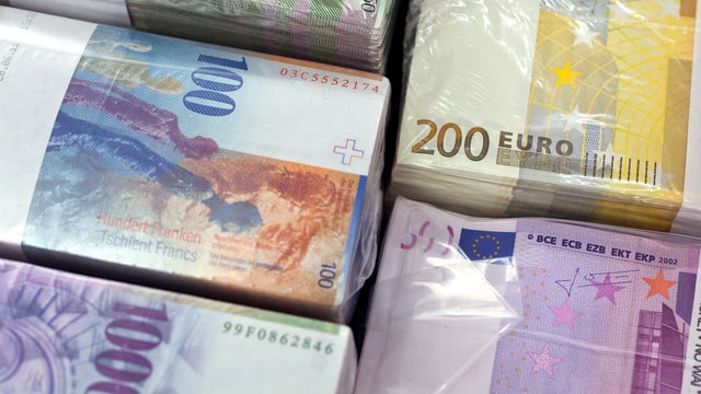 Beigen von Banknoten (Franken und Euro) Beigen von Banknoten (Franken und Euro)
