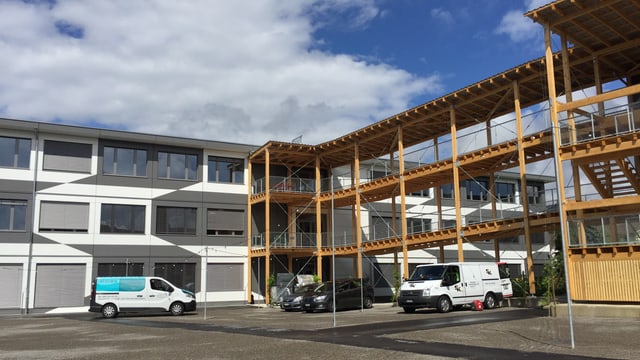 Ein Bau aus Holz und anderen Elementen. Ein Bau aus Holz und anderen Elementen.