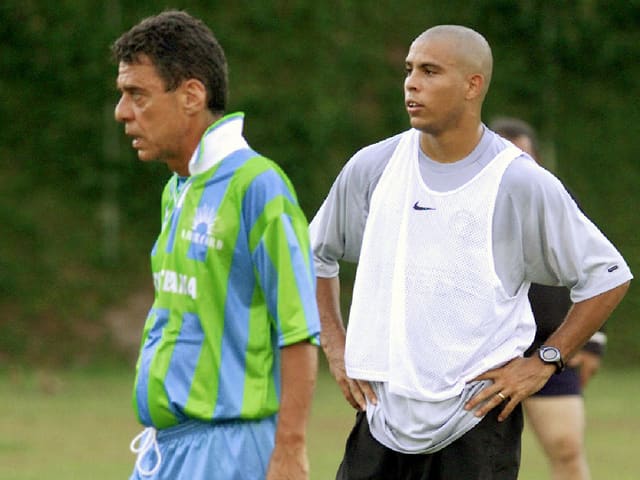 Der bekannte brasilianische Autor Chico Buarque in einem Freundschaftsspiel mit Ronaldo. Der bekannte brasilianische Autor Chico Buarque in einem Freundschaftsspiel mit Ronaldo.
