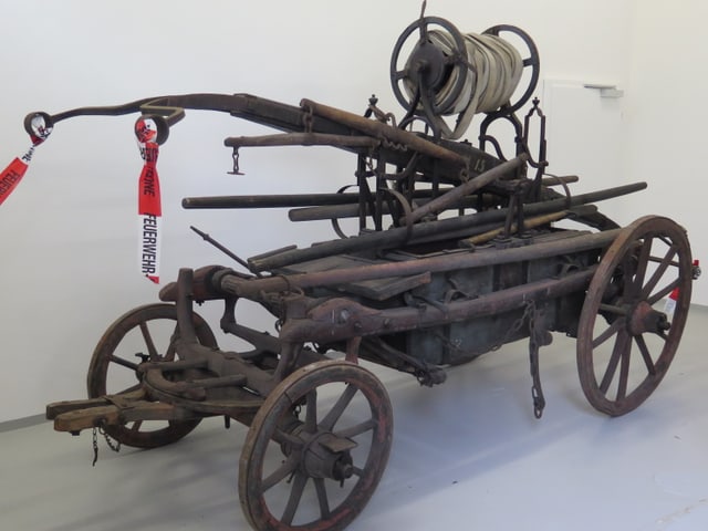 Altes Löschfahrzeug aus Holz