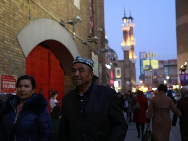 Strassenszene in Urumqi, der Hauptstadt des Uigurischen Autonomen Gebietes Xinjiang. Strassenszene in Urumqi, der Hauptstadt des Uigurischen Autonomen Gebietes Xinjiang.