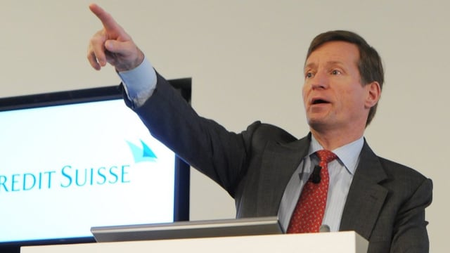 Dougan mit erhobenem Zeigefinger. Dougan mit erhobenem Zeigefinger.