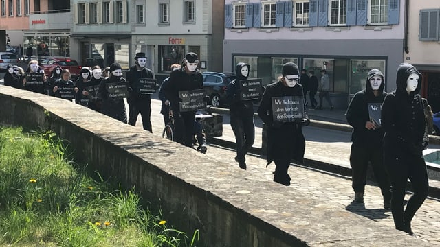 Gegnerinnen und Gegner der Corona-Massnahmen in Altdorf. Gegnerinnen und Gegner der Corona-Massnahmen in Altdorf.
