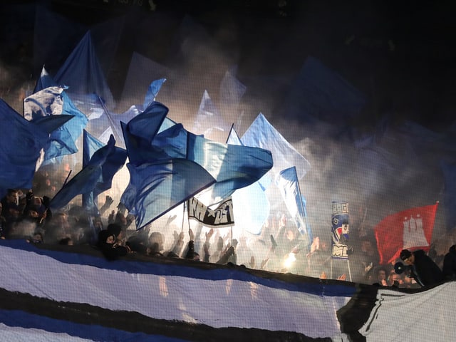 Die HSV-Fans brennen Pyros beim Gastspiel in Bremen ab Die HSV-Fans brennen Pyros beim Gastspiel in Bremen ab