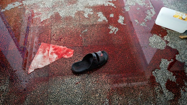 Blut auf einem Fussboden, viel Blut Blut auf einem Fussboden, viel Blut