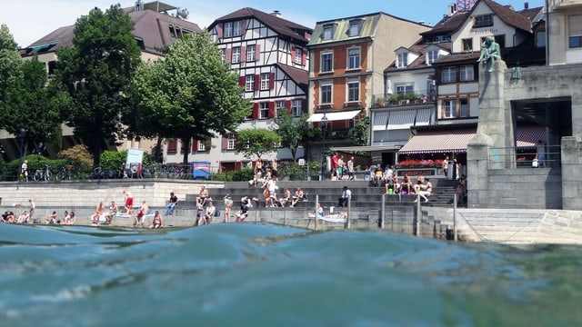 Leute baden im Rhein in Basel. Leute baden im Rhein in Basel.