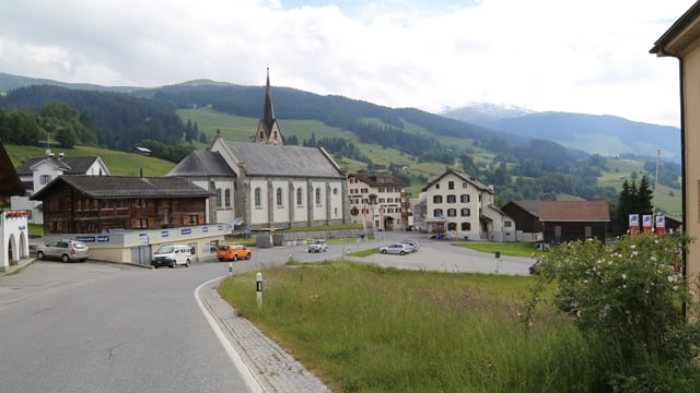 La baselgia da Maierhof/Cuort cun il plaz Cadruvi La baselgia da Maierhof/Cuort cun il plaz Cadruvi