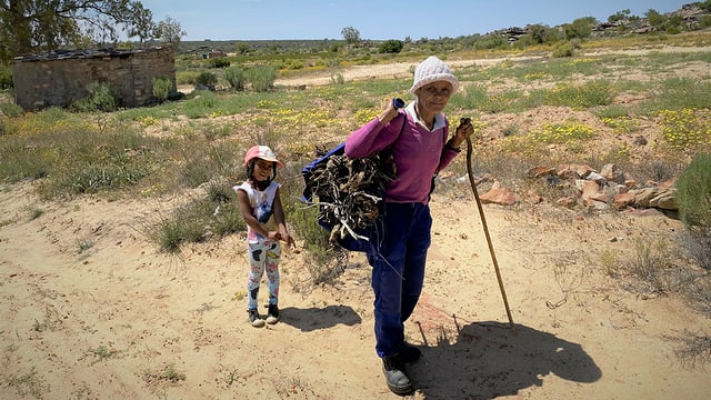 Eine Bäuerin der Khoi San und ihre kleine Tochter am Holz sammeln in Südafrika. Eine Bäuerin der Khoi San und ihre kleine Tochter am Holz sammeln in Südafrika.